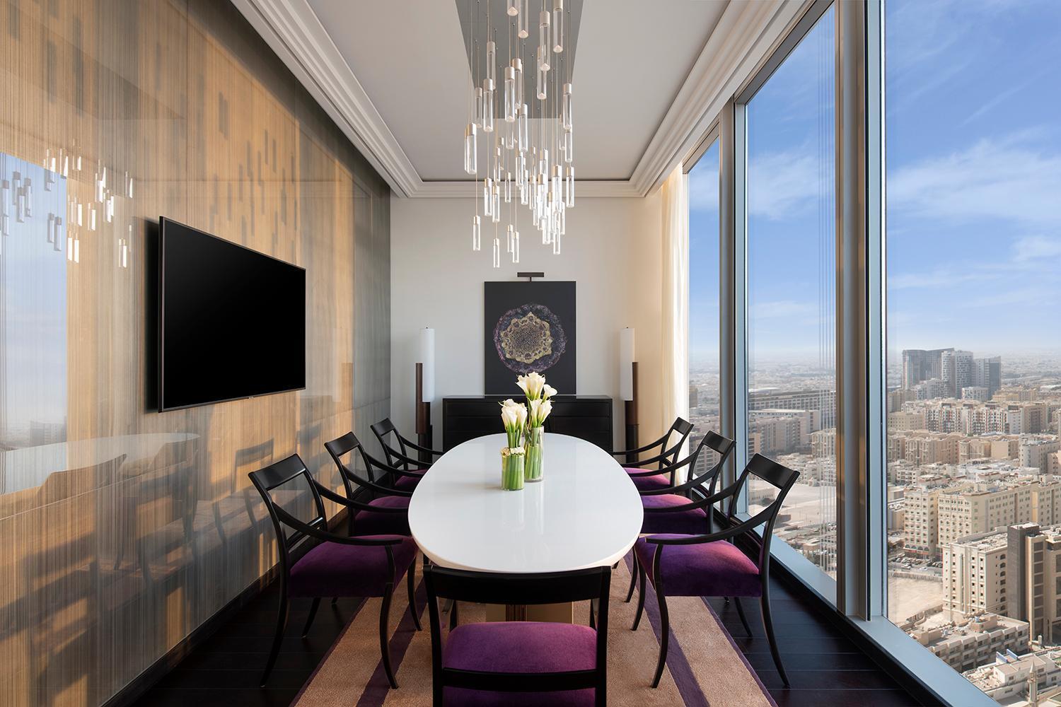 Banyan Tree Doha At La Cigale Mushaireb Δωμάτιο φωτογραφία The dining room of a suite at the Ritz-Carlton, Riyadh
